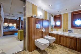https://media.fraseryachts.com/Yachts/Y8005_MC/images/yachtfolio/69-65-guest-double-ensuite_86089-kfZAY1Iy.jpg?vh=9b3aa6&w=310