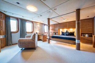 https://media.fraseryachts.com/Yachts/Y8005_MC/images/yachtfolio/69-65-guest-double_86087-t1Dlay5h.jpg?vh=4da62a&w=310
