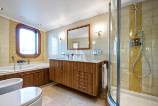 https://media.fraseryachts.com/Yachts/Y8005_MC/images/yachtfolio/69-65-guest-ensuite_86098-lv2o4BnX.jpg?vh=ad20eb&w=310