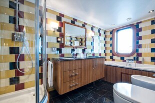 https://media.fraseryachts.com/Yachts/Y8005_MC/images/yachtfolio/69-65-guest-ensuite_86099-Ef850rjy.jpg?vh=443bb9&w=310