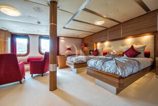 https://media.fraseryachts.com/Yachts/Y8005_MC/images/yachtfolio/69-65-guest-twin_86100-zin33Jy6.jpg?vh=1ad408&w=310