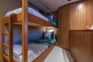 https://media.fraseryachts.com/Yachts/Y8005_MC/images/yachtfolio/69-65-kids-bunk-cabin_86101-7TWRonOn.jpg?vh=fd0255&w=310