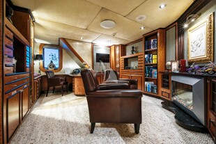 https://media.fraseryachts.com/Yachts/Y8005_MC/images/yachtfolio/69-65-library_86093-BZfJkI6X.jpg?vh=cddedf&w=310