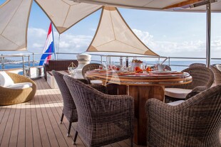 https://media.fraseryachts.com/Yachts/Y8005_MC/images/yachtfolio/69-65-main-deck-aft-breakfast_86095-4pEYM8i6.jpg?vh=7c088e&w=310
