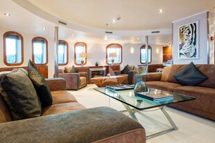 https://media.fraseryachts.com/Yachts/Y8005_MC/images/yachtfolio/69-65-main-salon-seating_86105-SYiT3Ke9.jpg?vh=e3d220&w=310