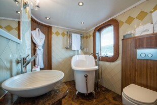 https://media.fraseryachts.com/Yachts/Y8005_MC/images/yachtfolio/69-65-master-ensuite_86128-3jqnIUg5.jpg?vh=a76f47&w=310