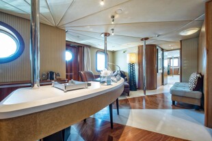 https://media.fraseryachts.com/Yachts/Y8005_MC/images/yachtfolio/69-65-master-office_86127-gHiwNr9V.jpg?vh=250a59&w=310