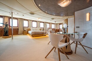 https://media.fraseryachts.com/Yachts/Y8005_MC/images/yachtfolio/69-65-master-suite-2_86130-8mshC0lh.jpg?vh=9c7822&w=310