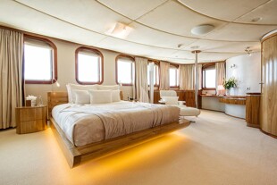 https://media.fraseryachts.com/Yachts/Y8005_MC/images/yachtfolio/69-65-master-suite-2_86136-8pvUNNuf.jpg?vh=5c1e49&w=310