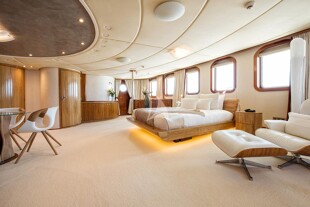 https://media.fraseryachts.com/Yachts/Y8005_MC/images/yachtfolio/69-65-master-suite_86129-5rBmxhSf.jpg?vh=4eede9&w=310