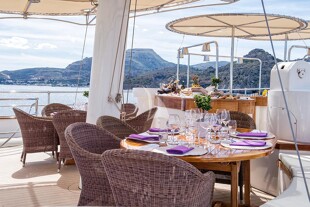 https://media.fraseryachts.com/Yachts/Y8005_MC/images/yachtfolio/69-65-sun-deck-dining_86134-JxgII8jM.jpg?vh=c631d4&w=310