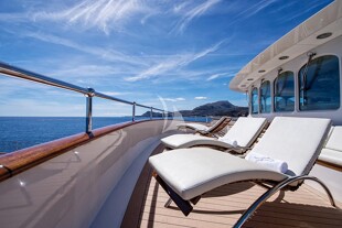 https://media.fraseryachts.com/Yachts/Y8005_MC/images/yachtfolio/69-65-sun-deck-forward_86114-dHI9QhDa.jpg?vh=e294a3&w=310