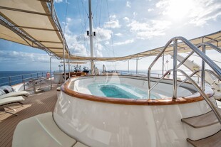https://media.fraseryachts.com/Yachts/Y8005_MC/images/yachtfolio/69-65-sun-deck_86113-fumELwp8.jpg?vh=9432f1&w=310