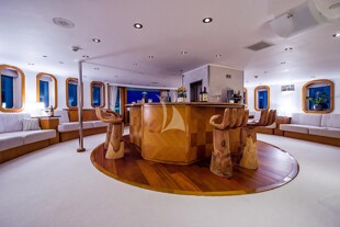 https://media.fraseryachts.com/Yachts/Y8005_MC/images/yachtfolio/69-65-upper-lounge-bar_86142-PeuXmdFV.jpg?vh=018726&w=310