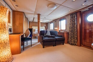 https://media.fraseryachts.com/Yachts/Y8005_MC/images/yachtfolio/69-65-vip-suite_86096-EaNJDTjB.jpg?vh=285fc5&w=310