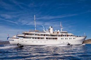 https://media.fraseryachts.com/Yachts/Y8005_MC/images/yachtfolio/69-65-xvorzaxd8jtu_86126-XcYqzTDS.jpg?vh=358a1d&w=310