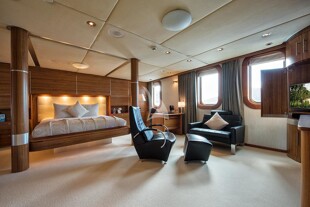 https://media.fraseryachts.com/Yachts/Y8005_MC/images/yachtfolio/69-65-yd-v5c0dbdku_86116-tU83CX1l.jpg?vh=976a69&w=310