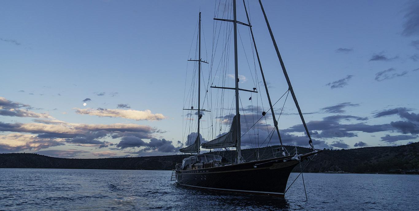 Aboard ILIOS a 89ft (27.3m) luxury sailing yacht , built by SU MARINE YAT SAN. VE TIC. . STI in 2004