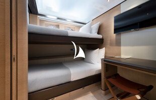 https://media.fraseryachts.com/Yachts/Y8616_MC/images/yachtfolio/asahi-bunk-cabin-Zqrmc0ia.jpg?vh=8ceca8&w=310