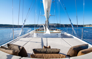 https://media.fraseryachts.com/Yachts/Y8616_MC/images/yachtfolio/asahi-jacuzzi-sunlounging-area-p1o6VULs.jpg?vh=460d34&w=310