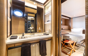 https://media.fraseryachts.com/Yachts/Y8616_MC/images/yachtfolio/asahi-portside-twin-bathroom-pIEKpALk.jpg?vh=9f16bf&w=310
