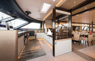https://media.fraseryachts.com/Yachts/Y8616_MC/images/yachtfolio/asahi-wheelhouse-mblzyNKC.jpg?vh=304bb0&w=310