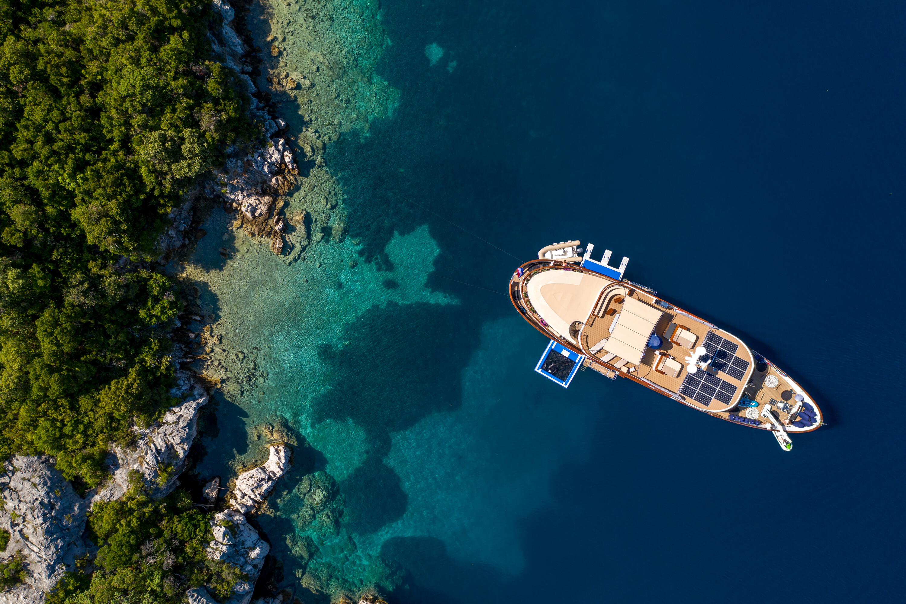 Aboard DONNA DEL MARE a 131ft (40.1m) luxury motor yacht for Sale & Charter available with Fraser Yachts, built by AEGEAN YACHT in 2006