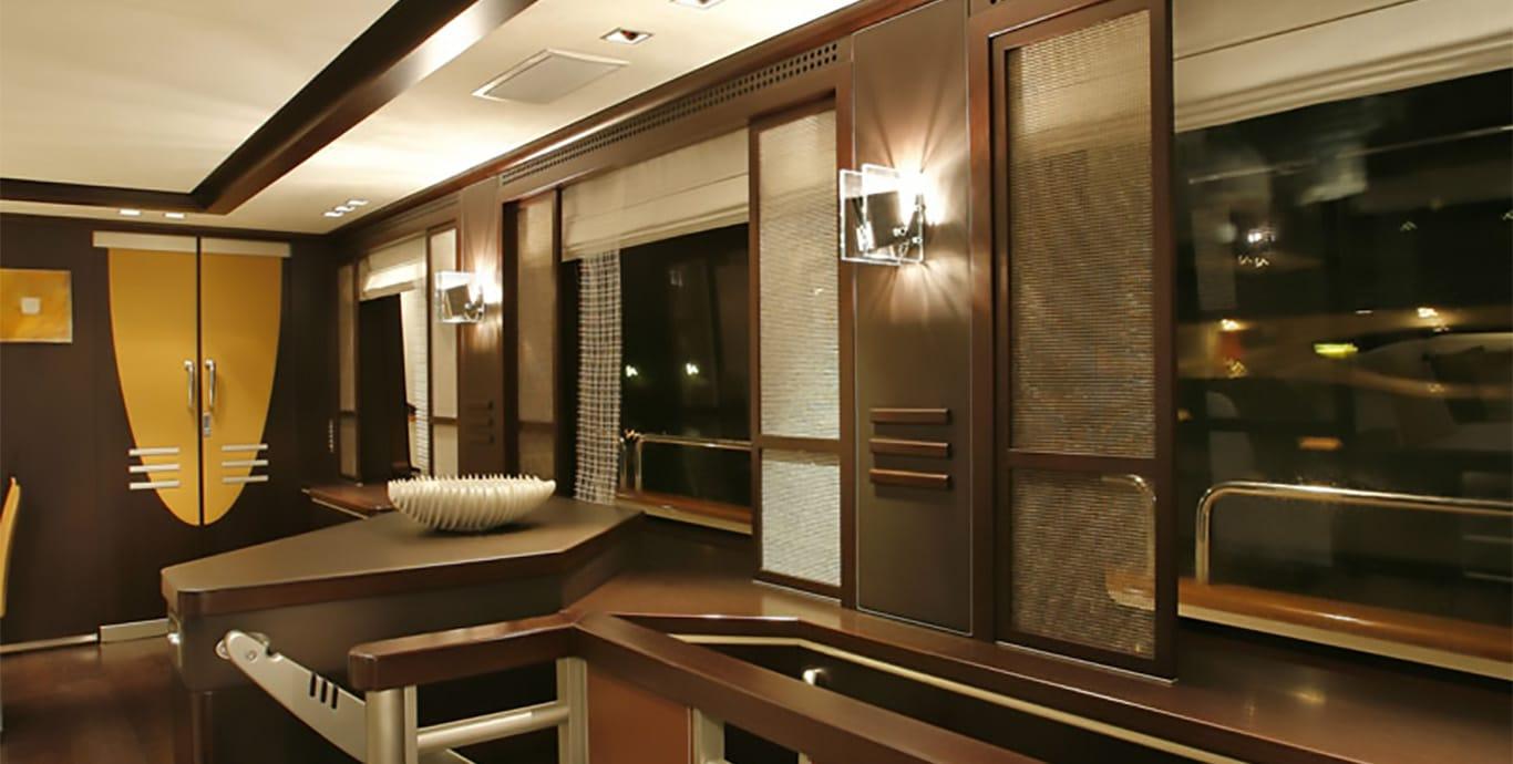 Aboard QUID PRO QUO a 99ft (30.2m) luxury motor yacht , built by BENETTI in 2007