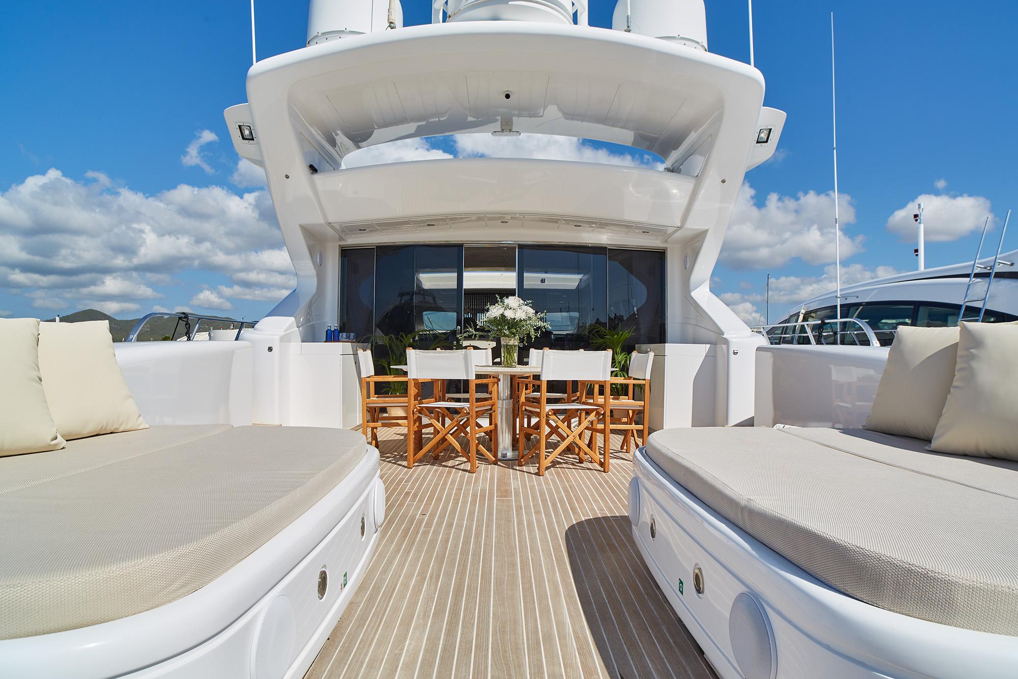 LE MAGNIFIQUE_03_Exterior Aft_Yate Le Magnifique 006_LR-AY30eesQ.jpg