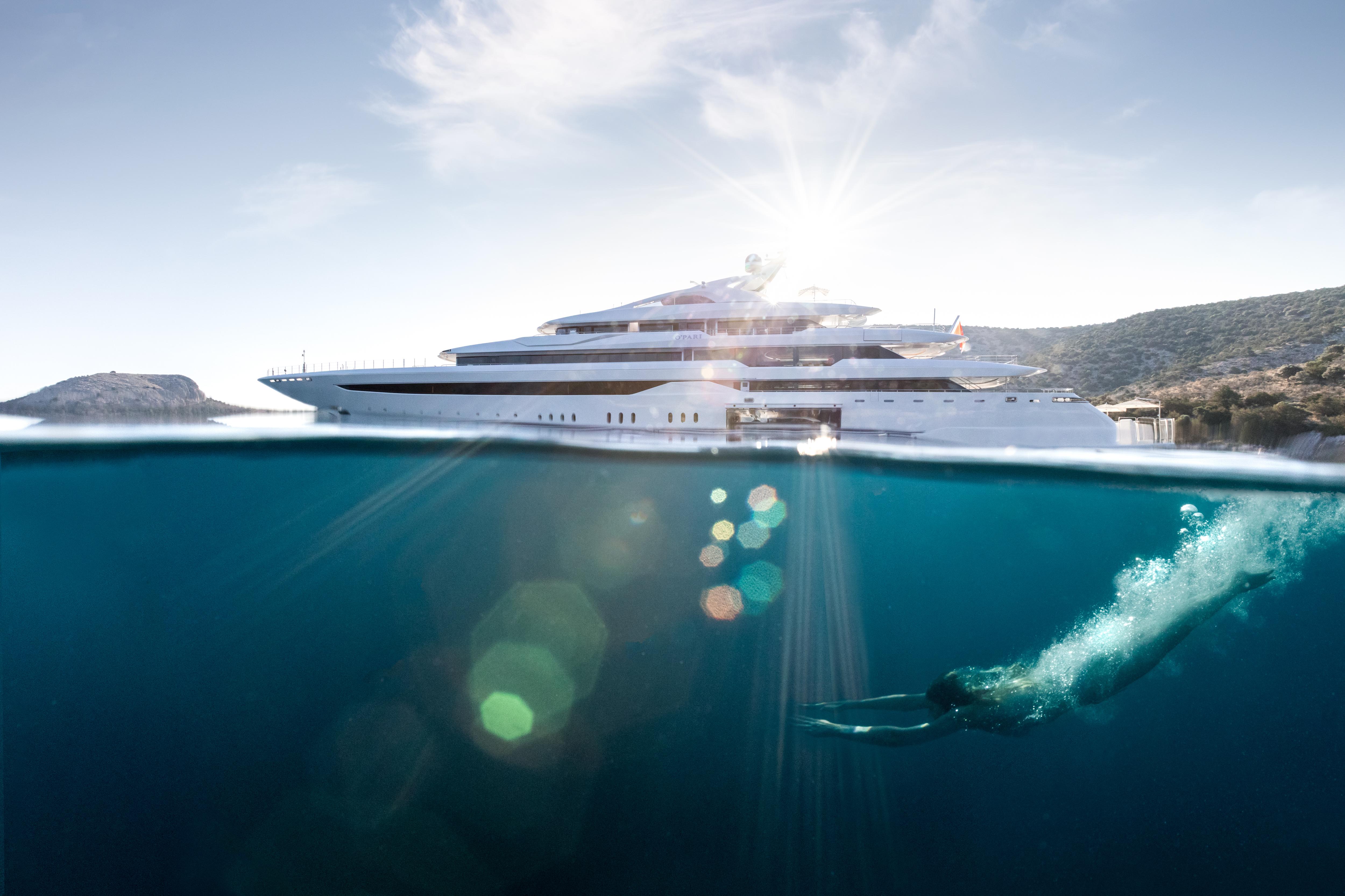 lifestyle-yachts-superyachts-opari-swimming-underwater_fraseryachts-BVb7ccVp.jpg