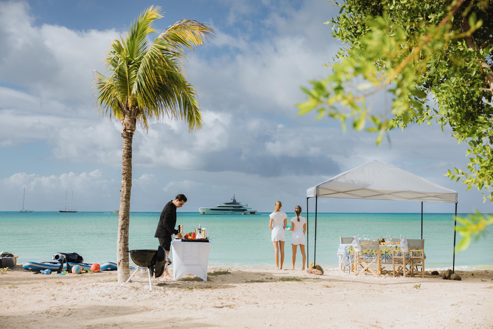 lifestyle-virtuosity-beach-lunchsetup-crew-service-tender-bar_fraseryachts-Oj4WJIAp.jpg