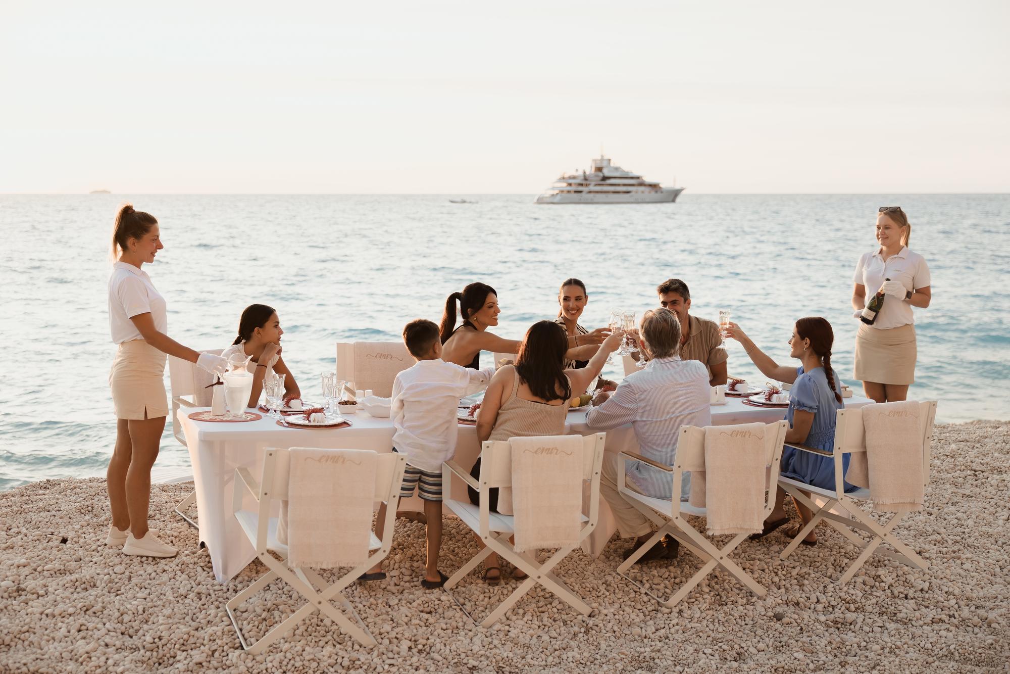 lifestyle-yachts-superyachts-emir-Beach-set-up-OD-003_fraseryachts-aAhVukRM.jpg