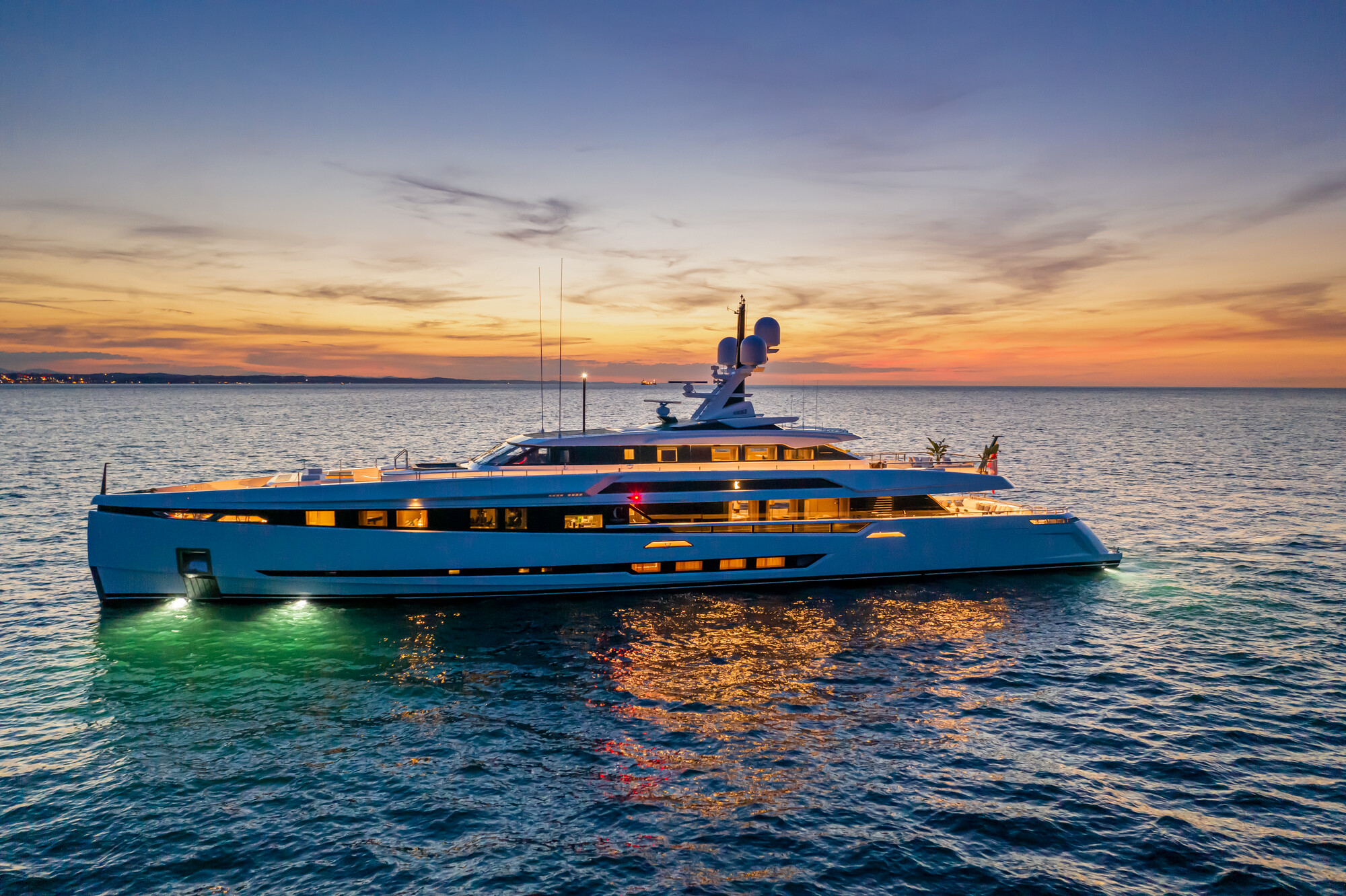 columbus-lifestyle-exterior-sunset--fraseryachts-rmlVTNXZ.tif