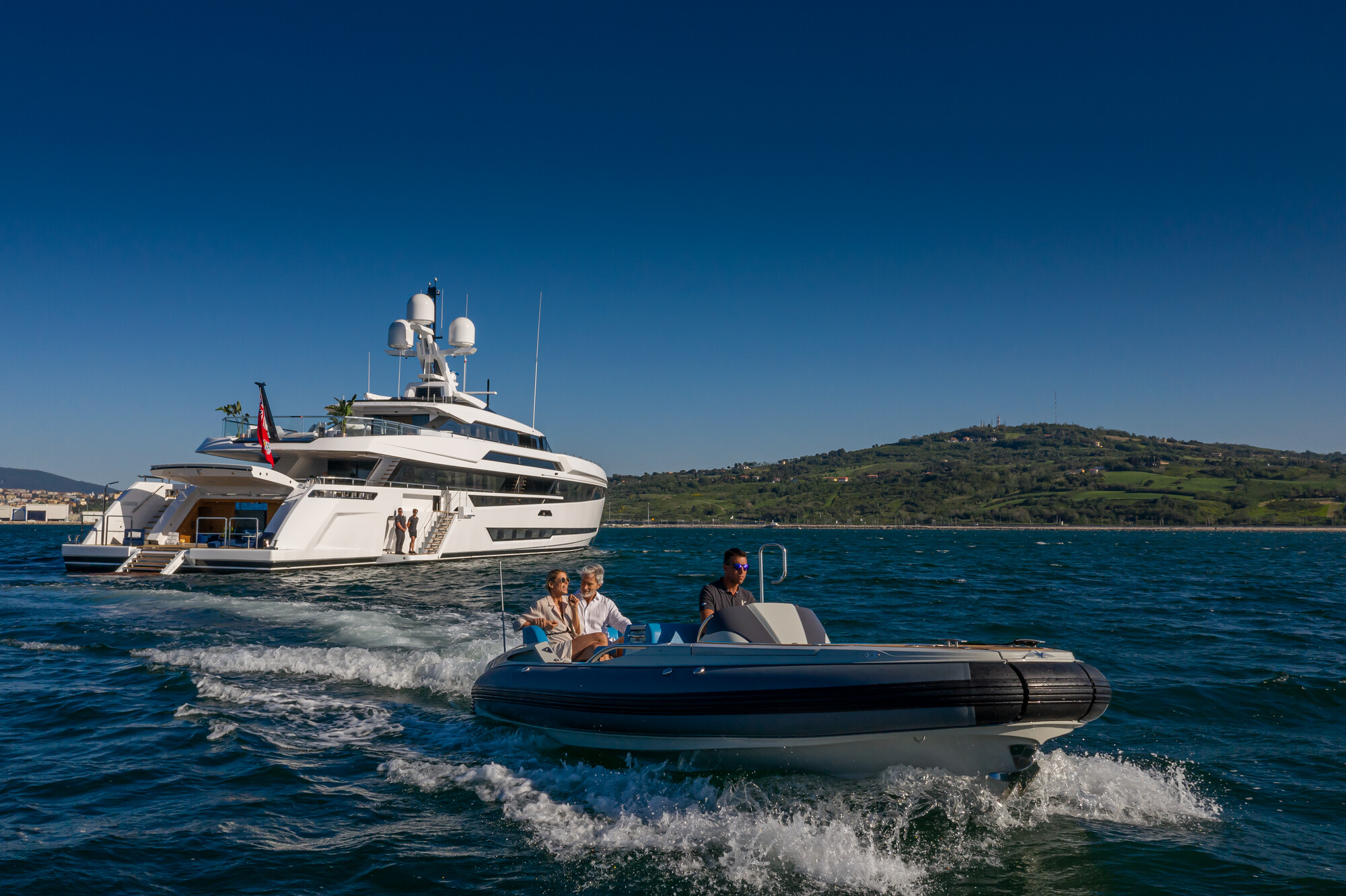 columbus-lifestyle-crew_fraseryachts-cTgNO8pp.tif