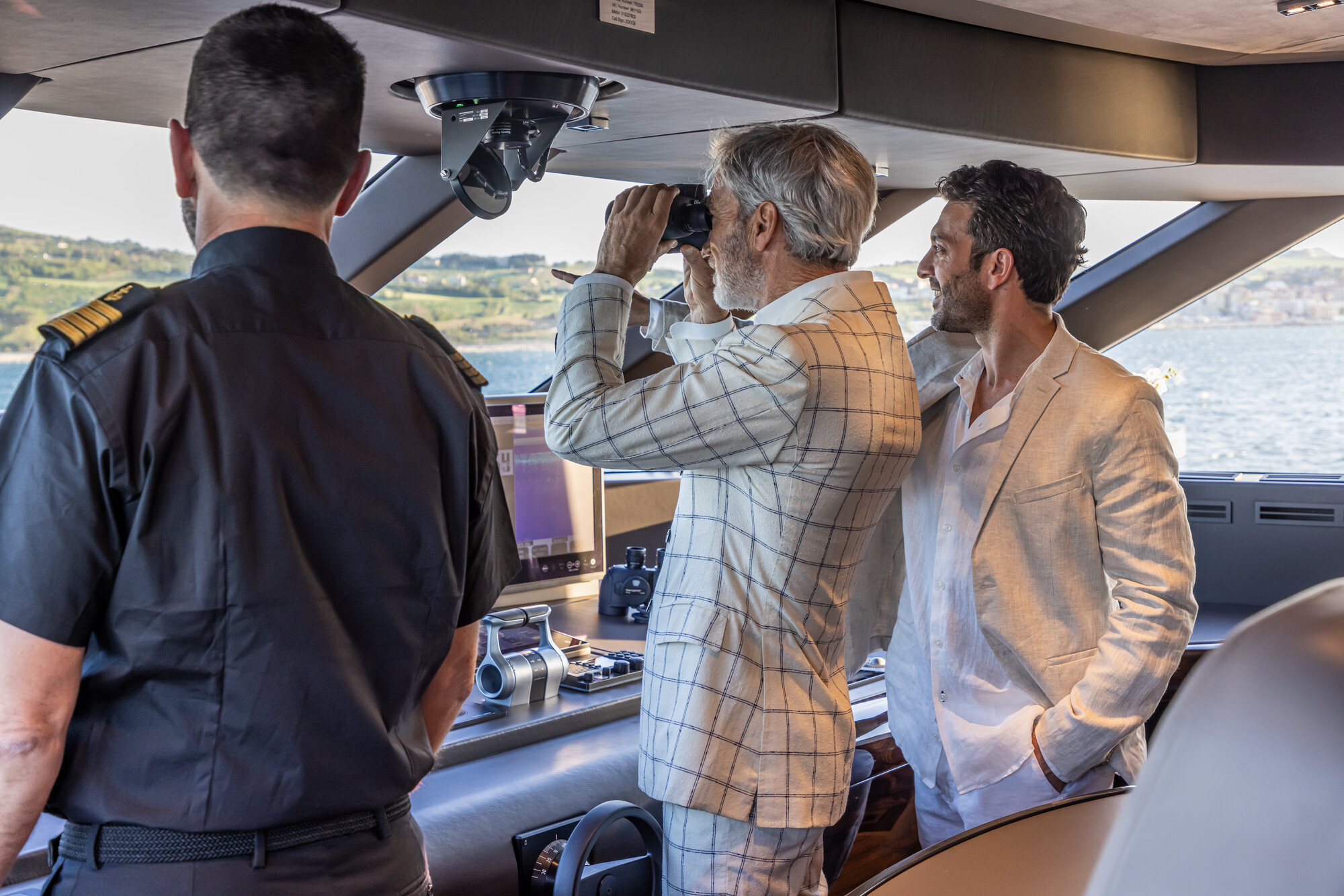 columbus-lifetyle-crew-cockpit-captain-guests_fraseryachts-oyglVkrj.tif