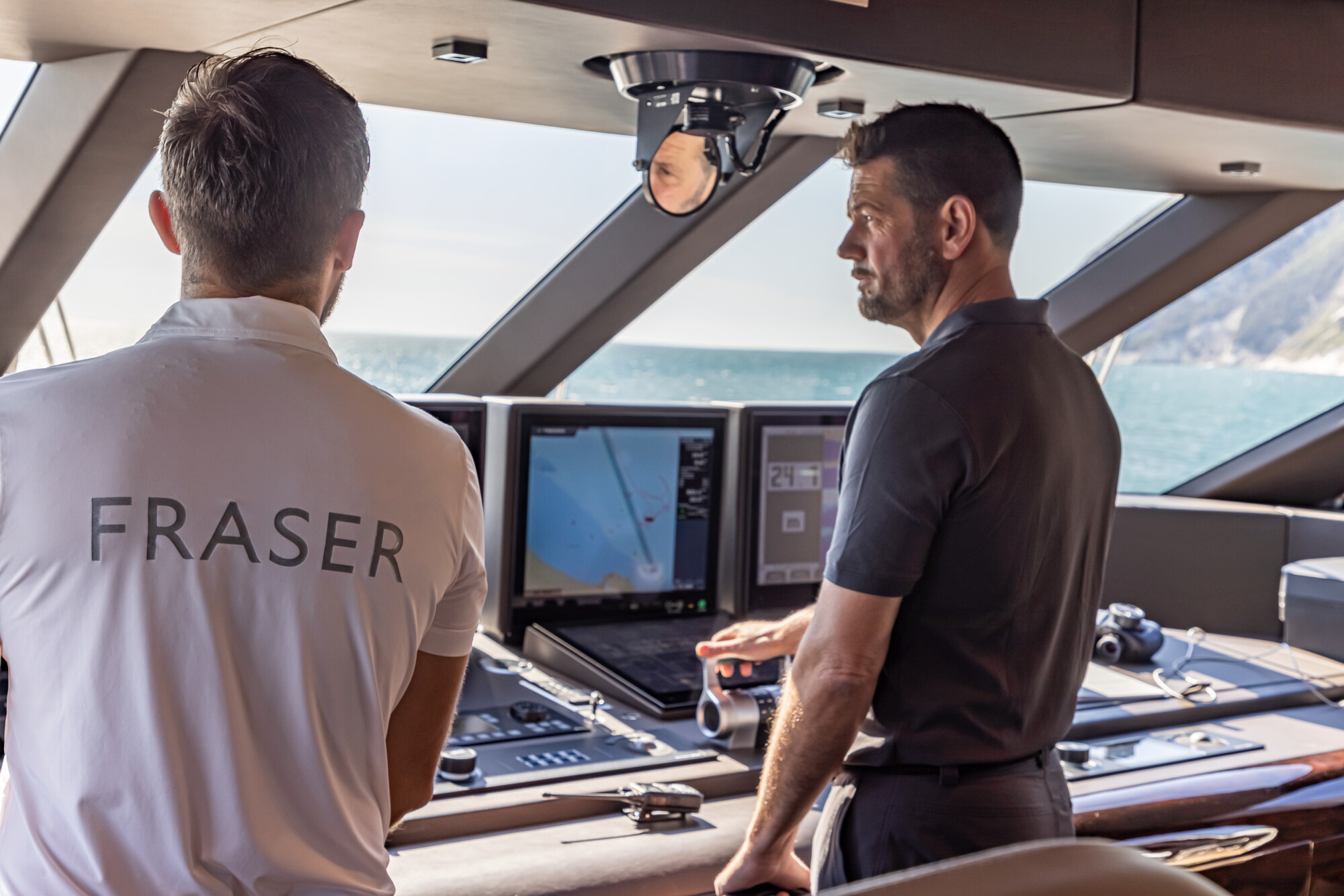 columbus-lifetyle-crew-cockpit-captain_fraseryachts-vB3htlFa.tif