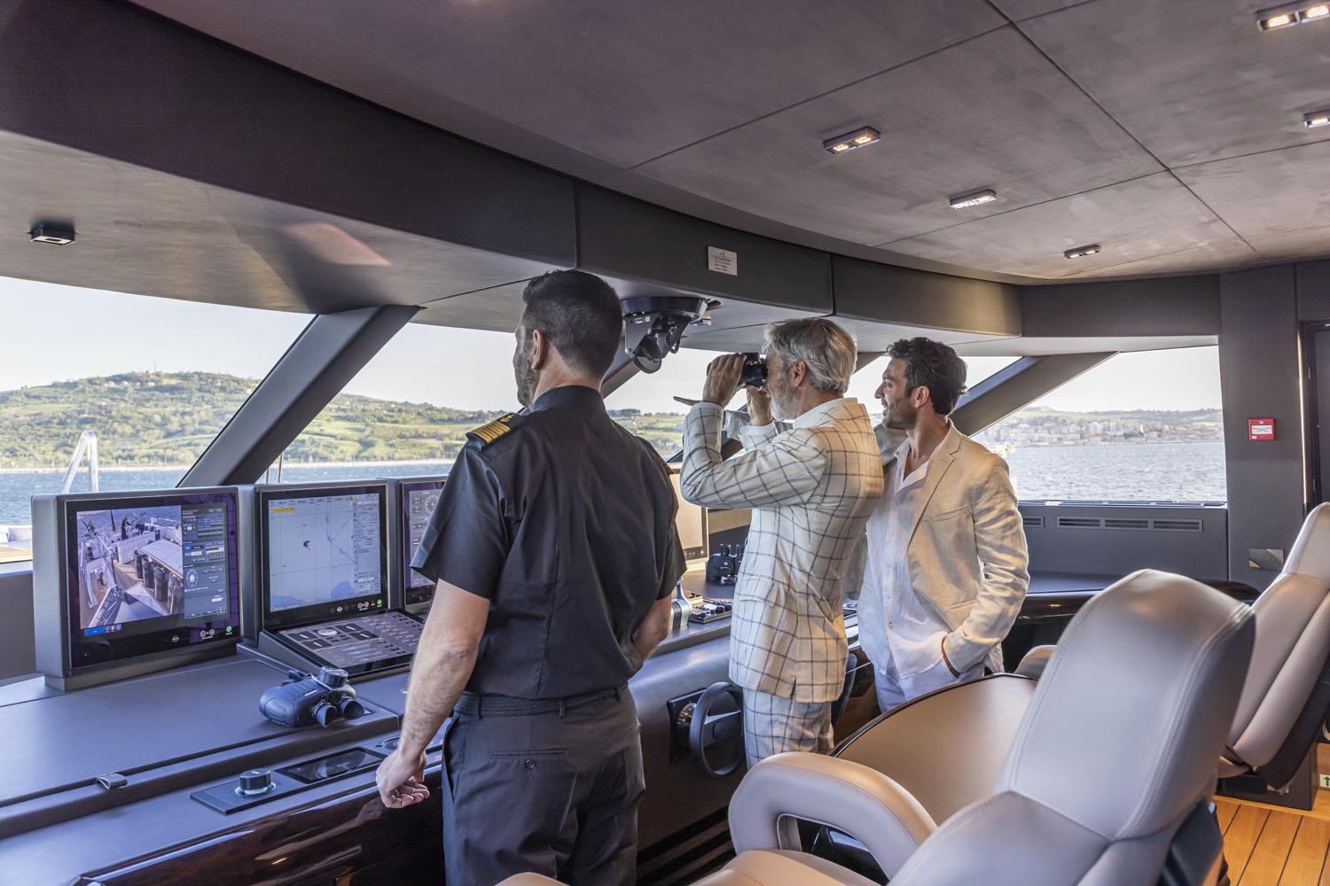 k2-columbus-lifestyle-onboard-bridge-cockpit_fraseryachts-OYX8eE22.jpg