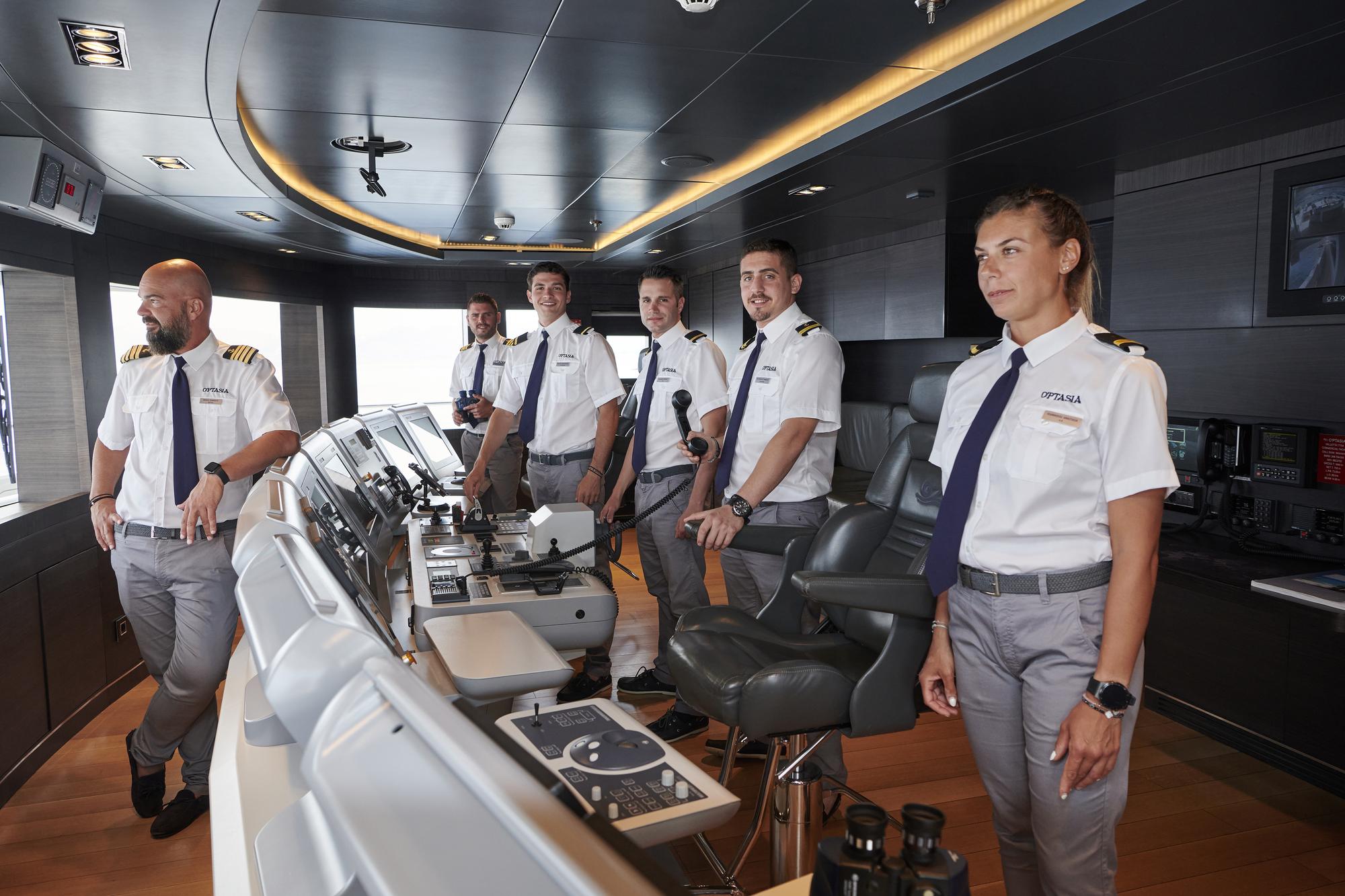 opari-lifestyle-crew-bridge_fraseryachts-neZl93f6.jpg