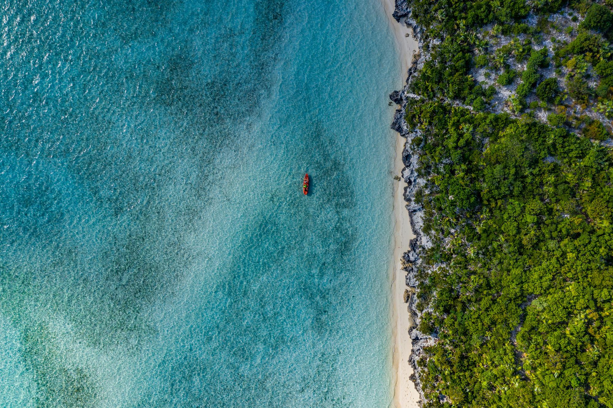 Discover the secret spots of Stocking Island with its tropical beaches and green coastline in the Exumas, Bahamas | Bahamas, Exuma, Stocking Island, beach, tropical, Caribbean, green coast, blue | FRASER