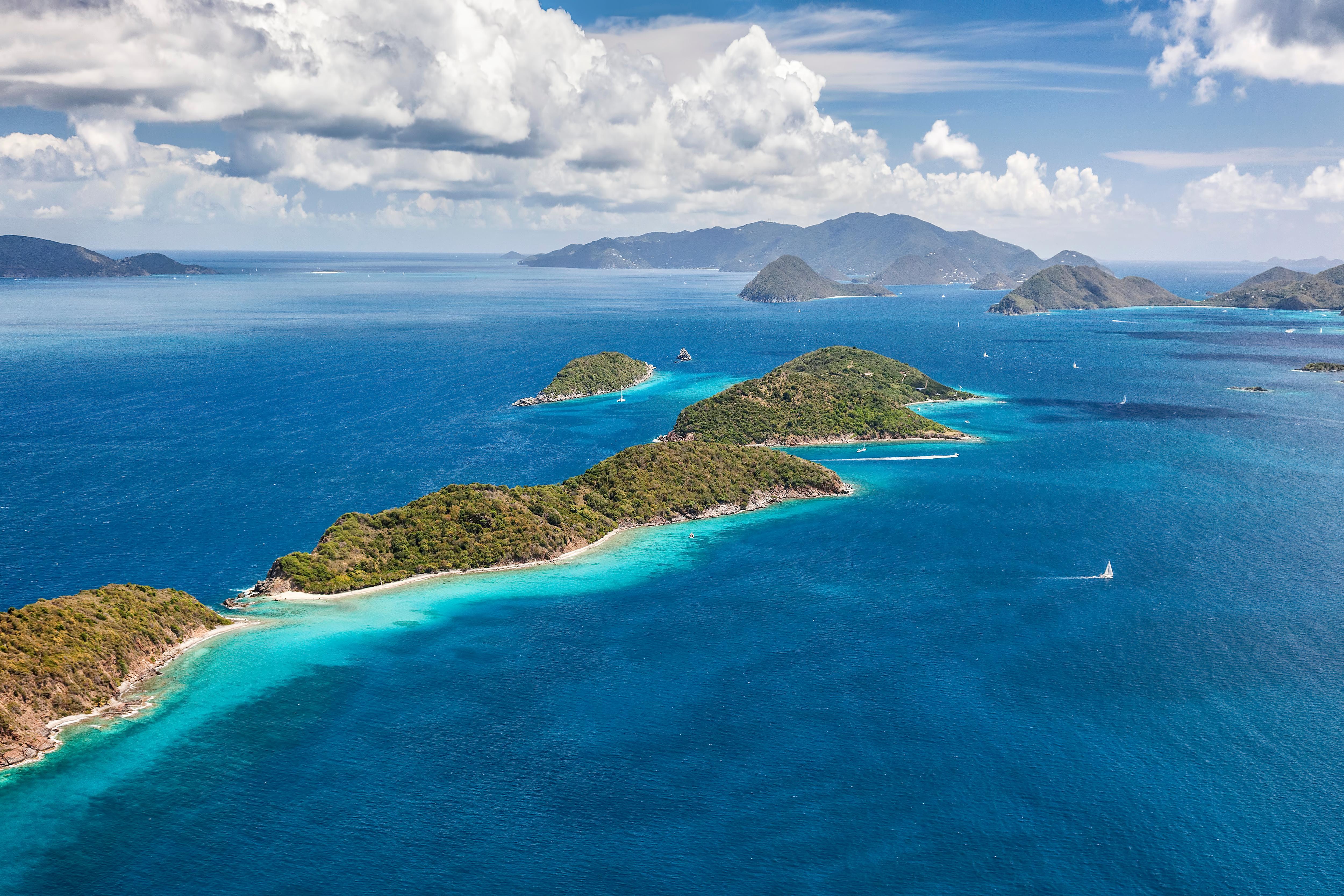 Aerial view of Mingo and Lovango Cays, US Virgin Islands—private island charm, turquoise waters, and secluded coves ideal for snorkeling and peaceful Caribbean yacht anchorages | Fraser Yachts