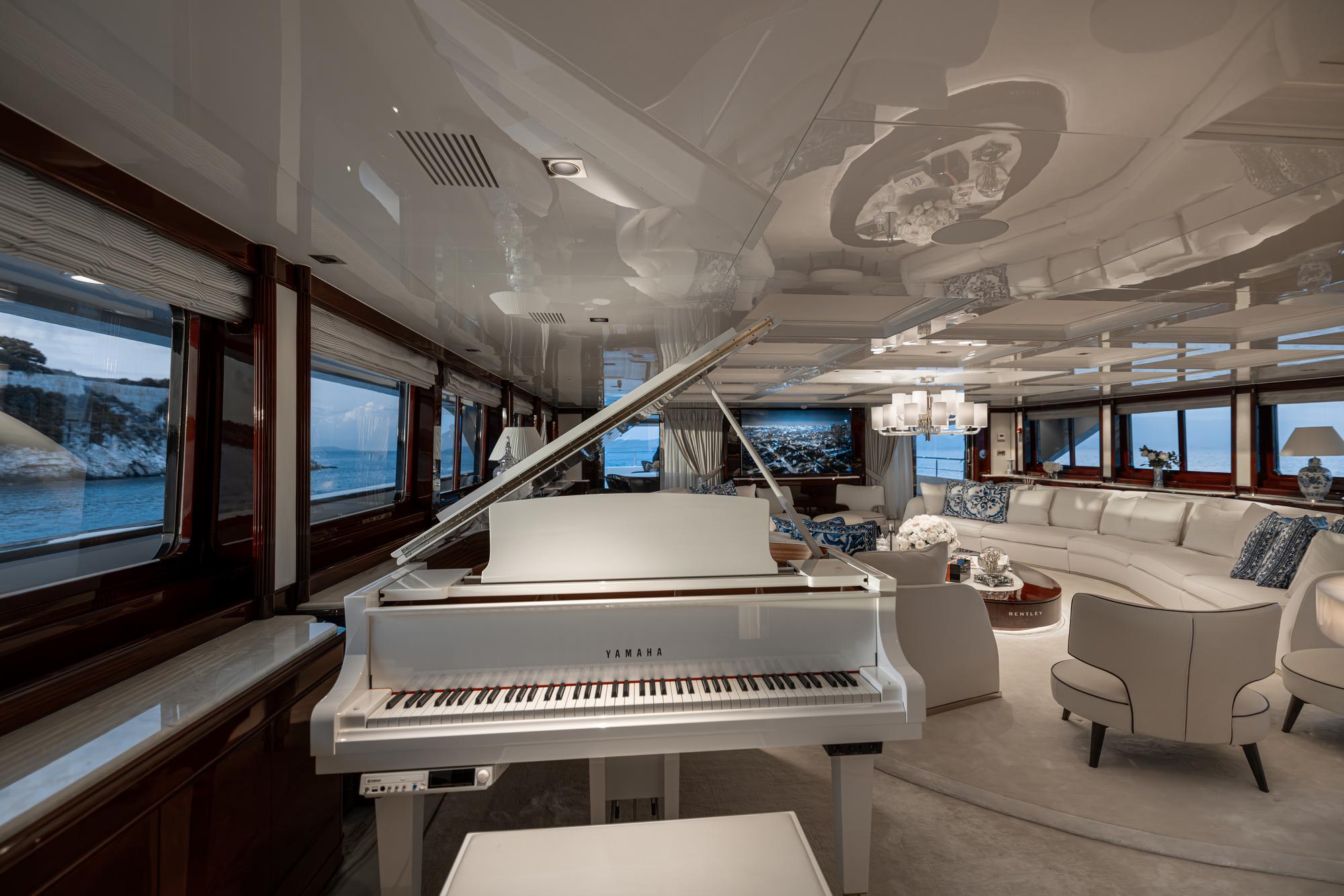 emir-lifestyle-main-saloon-piano_fraseryachts-DtbNW4MU.jpg