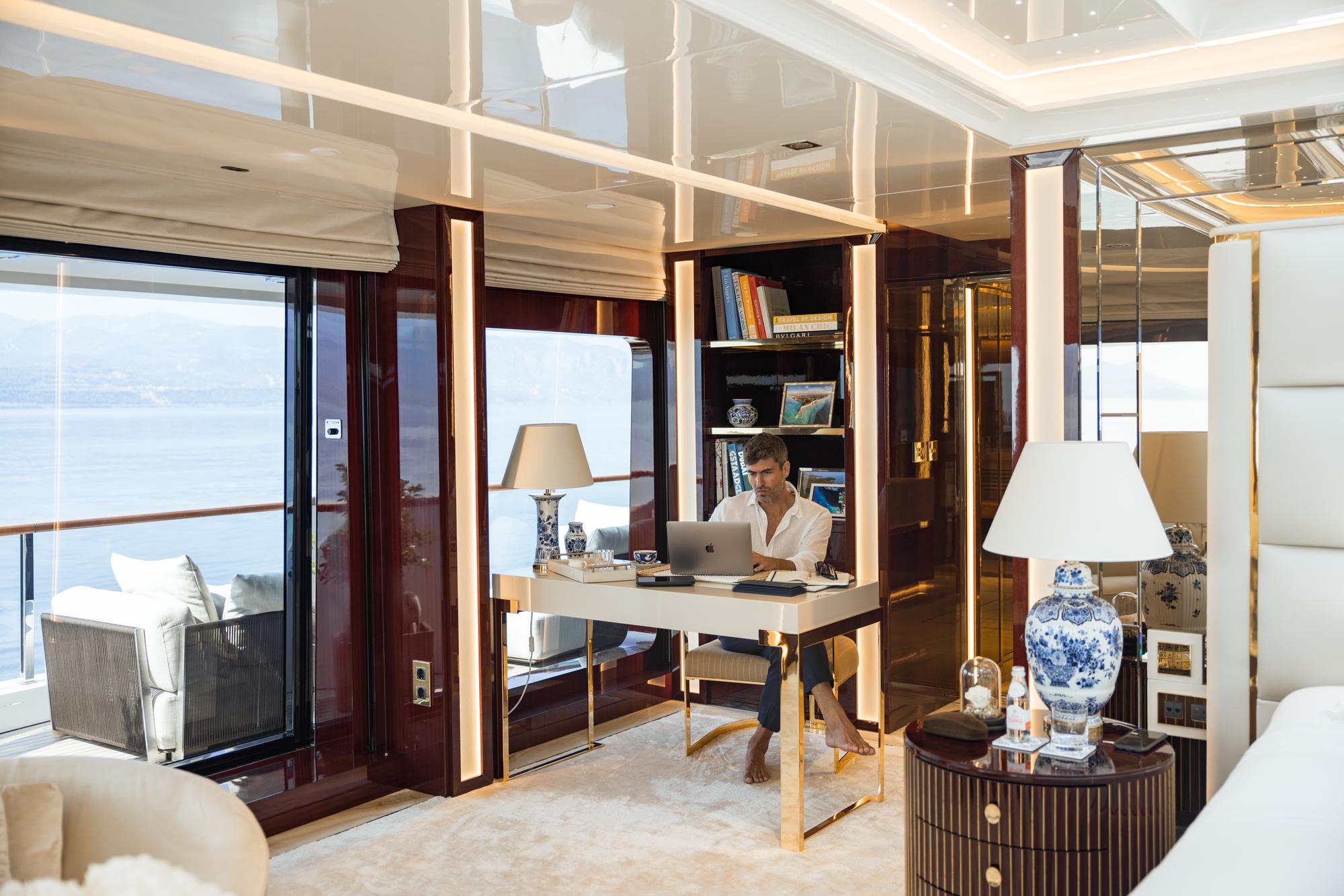 emir-lifestyle-onboard-office_fraseryachts-l1hpC7K7.jpg