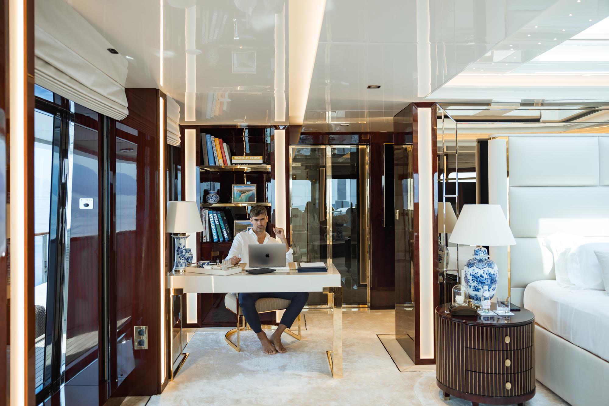 emir-onboard-lifestyle-workingspace-office_fraseryachts-Uv3Ji6ys.jpg