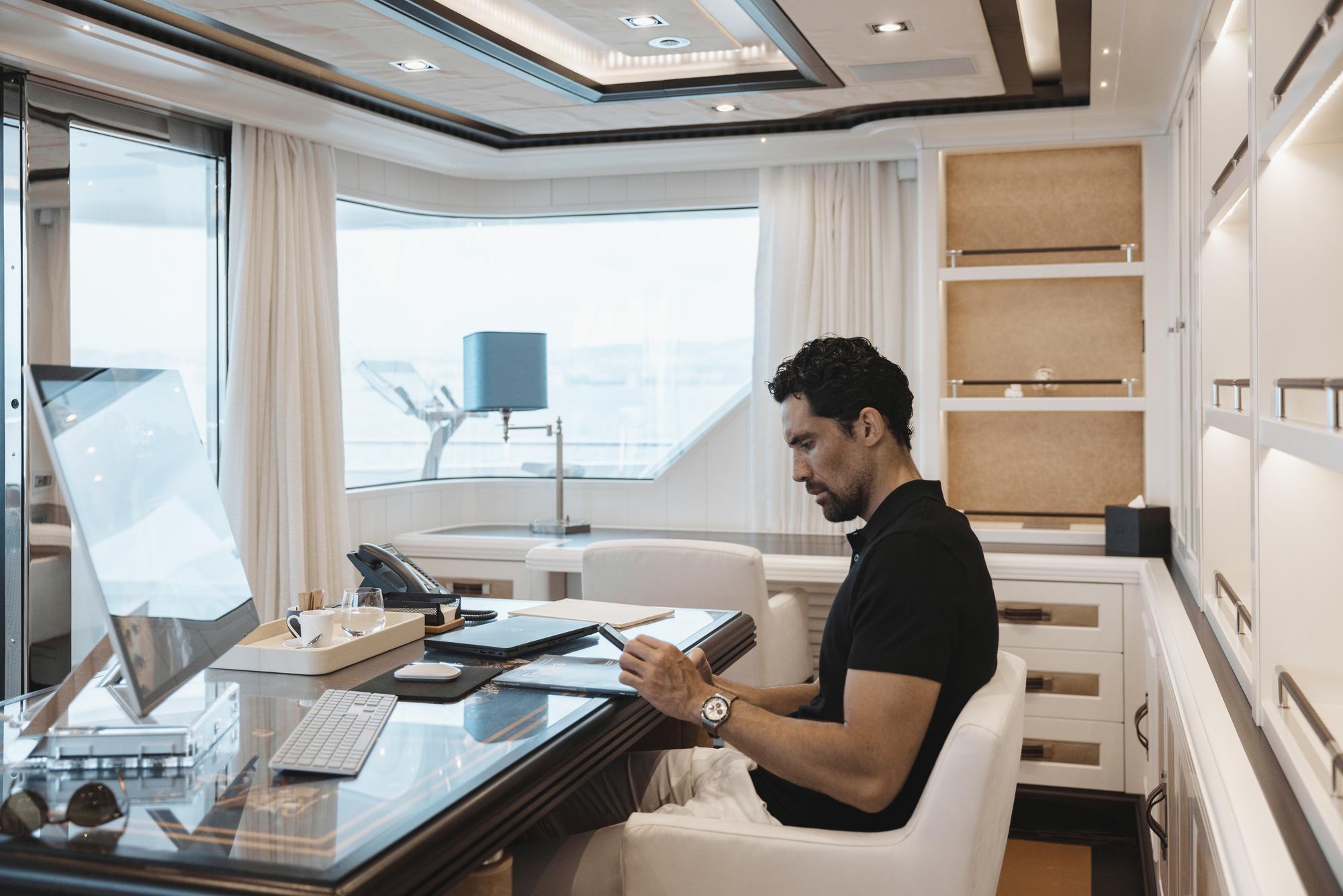 foreveryou-lifestyle-onboard-workingspace-office_fraseryachts-TefQubpI.jpg