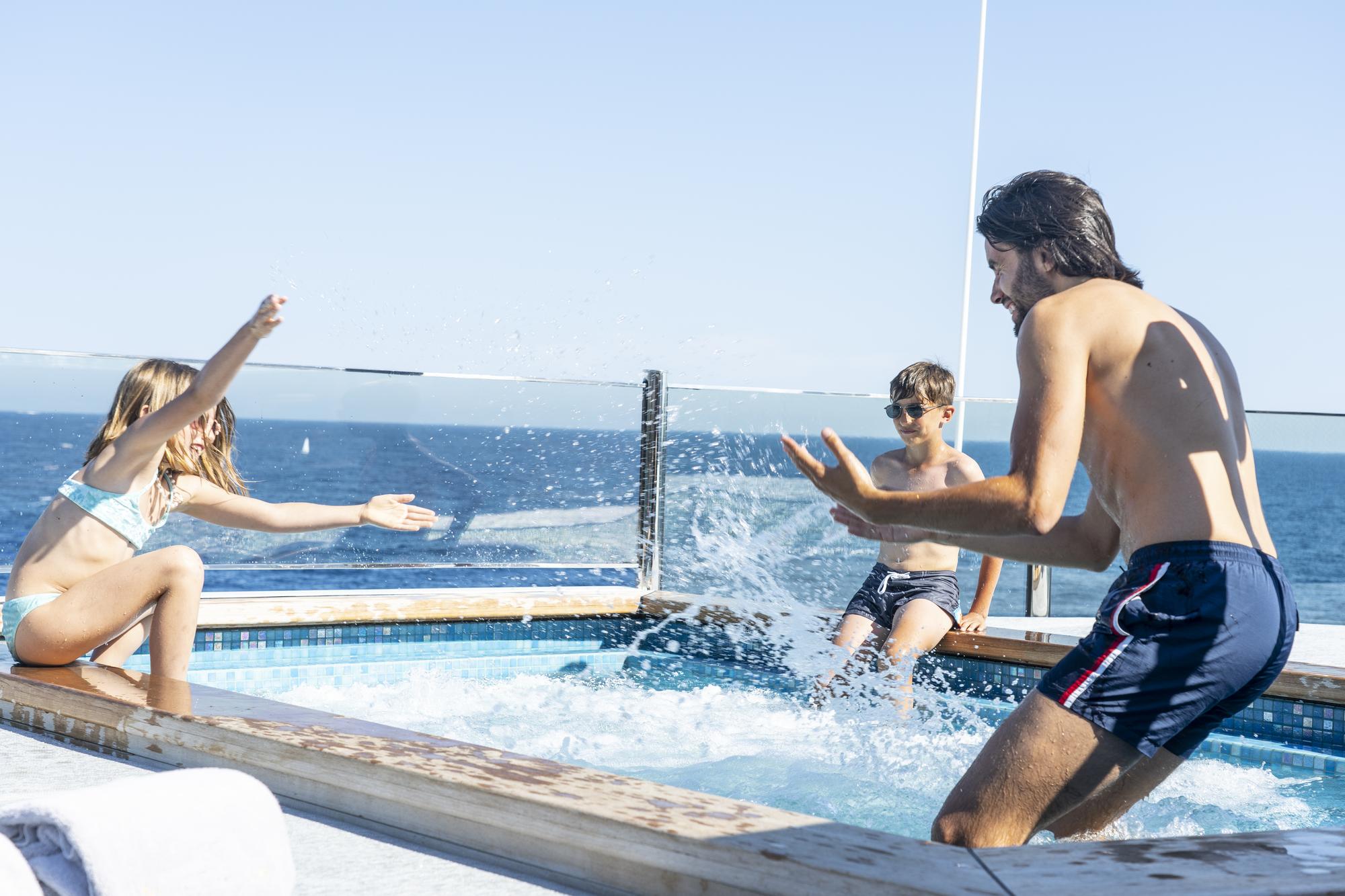 illusionplus-lifestyle-onboard-swimmingpool_fraseryachts-8PMRKyZE.jpg