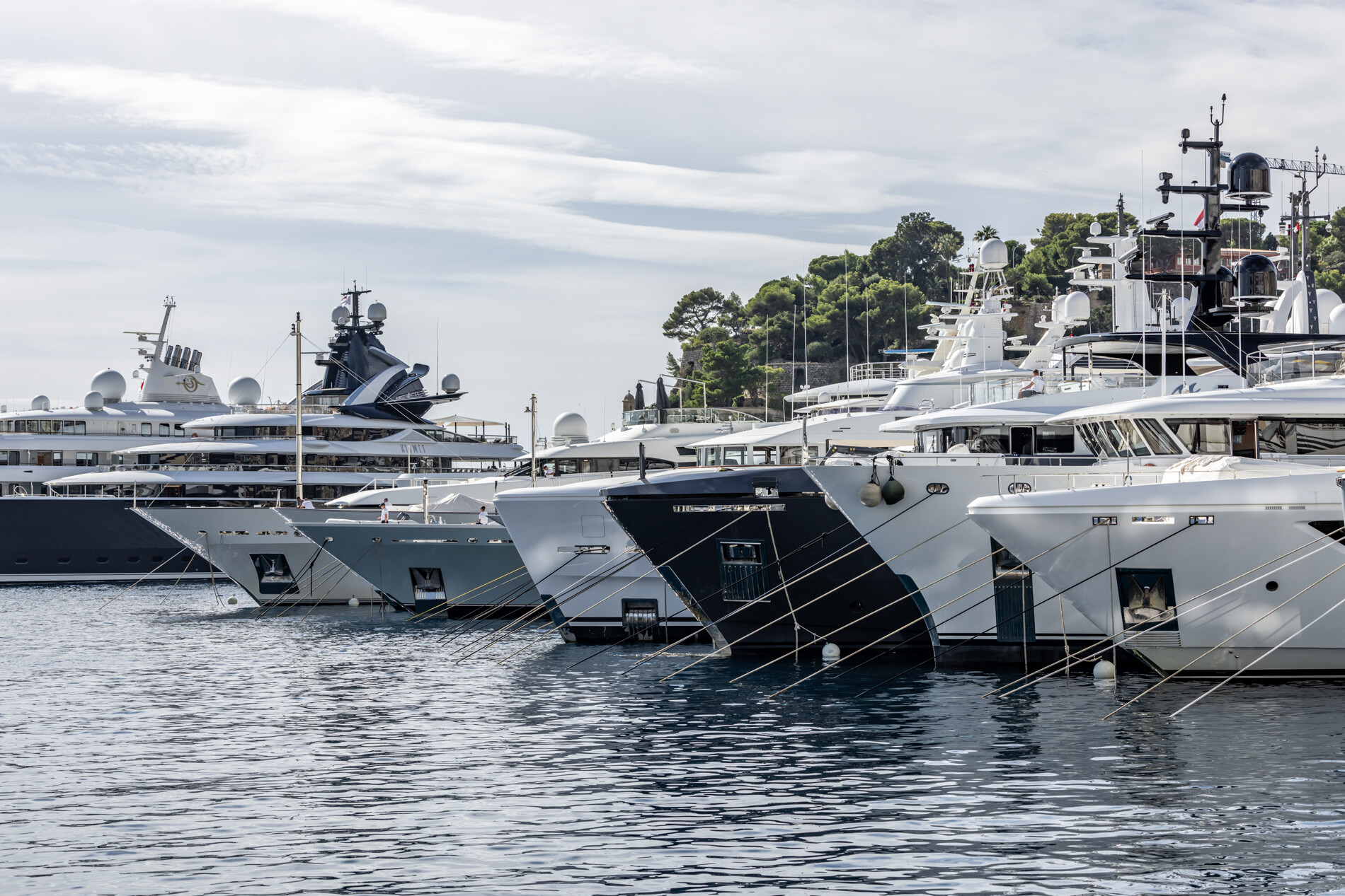 yachting-business-monaco-yacht-show_fraseryachts-SdlDmbSV.jpg