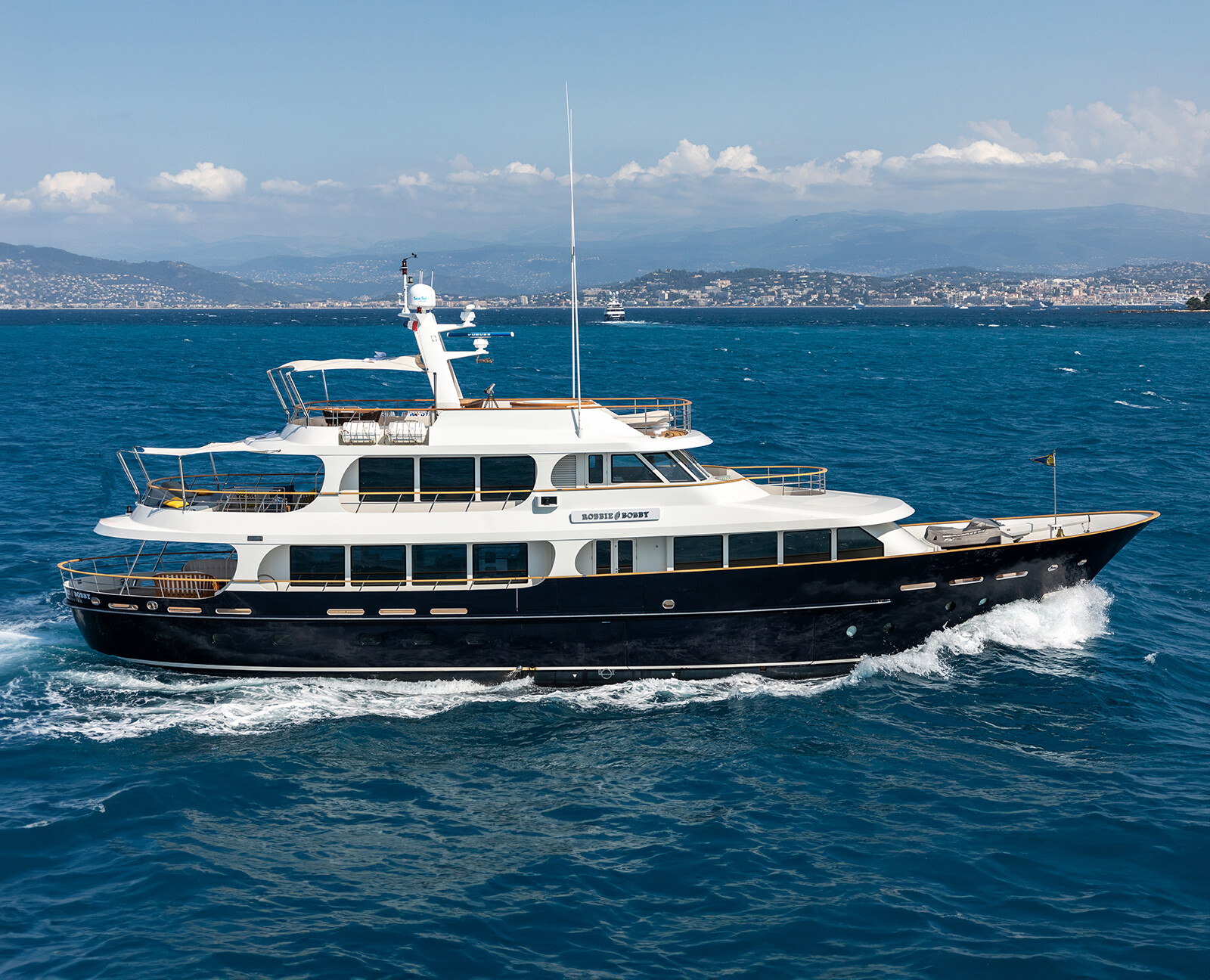 The stylish ROBBIE BOBBY yacht at Lynx Shipyard, showcasing a modern design and luxurious amenities. | ROBBIE BOBBY yacht, Lynx Shipyard, luxury yacht, yacht design, shipbuilding, modern design | Fraser Yachts