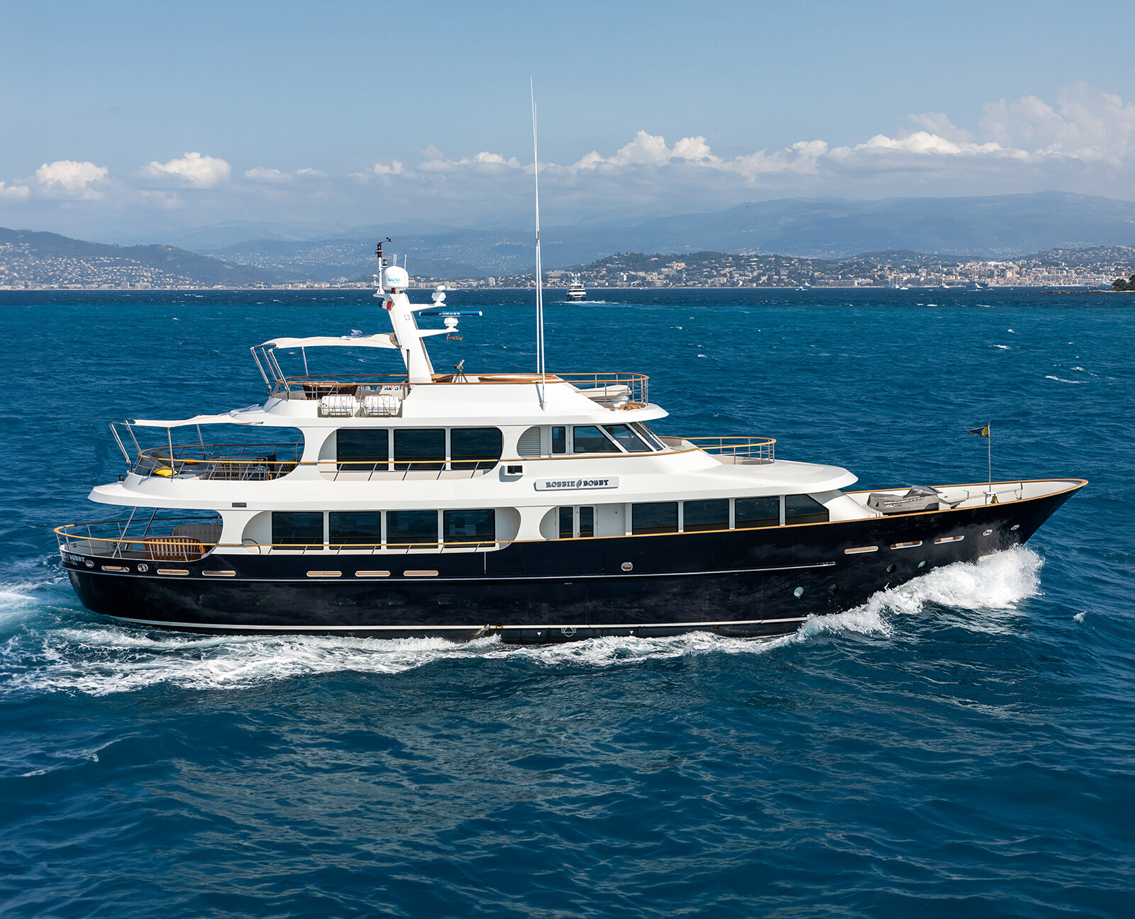 The luxury yacht ROBBIE BOBBY, built by Lynx Shipyard, features modern design and exceptional craftsmanship. | luxury yacht, Lynx Shipyard, ROBBIE BOBBY, modern design, exceptional craftsmanship | Fraser Yachts