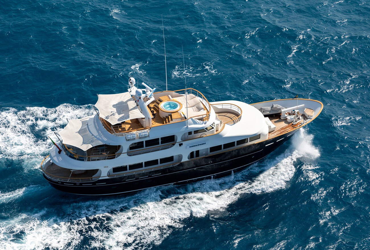 The luxury yacht ROBBIE BOBBY, built by Lynx Shipyard, features advanced engineering and modern design. | luxury yacht, Lynx Shipyard, ROBBIE BOBBY, advanced engineering, modern design | Fraser Yachts