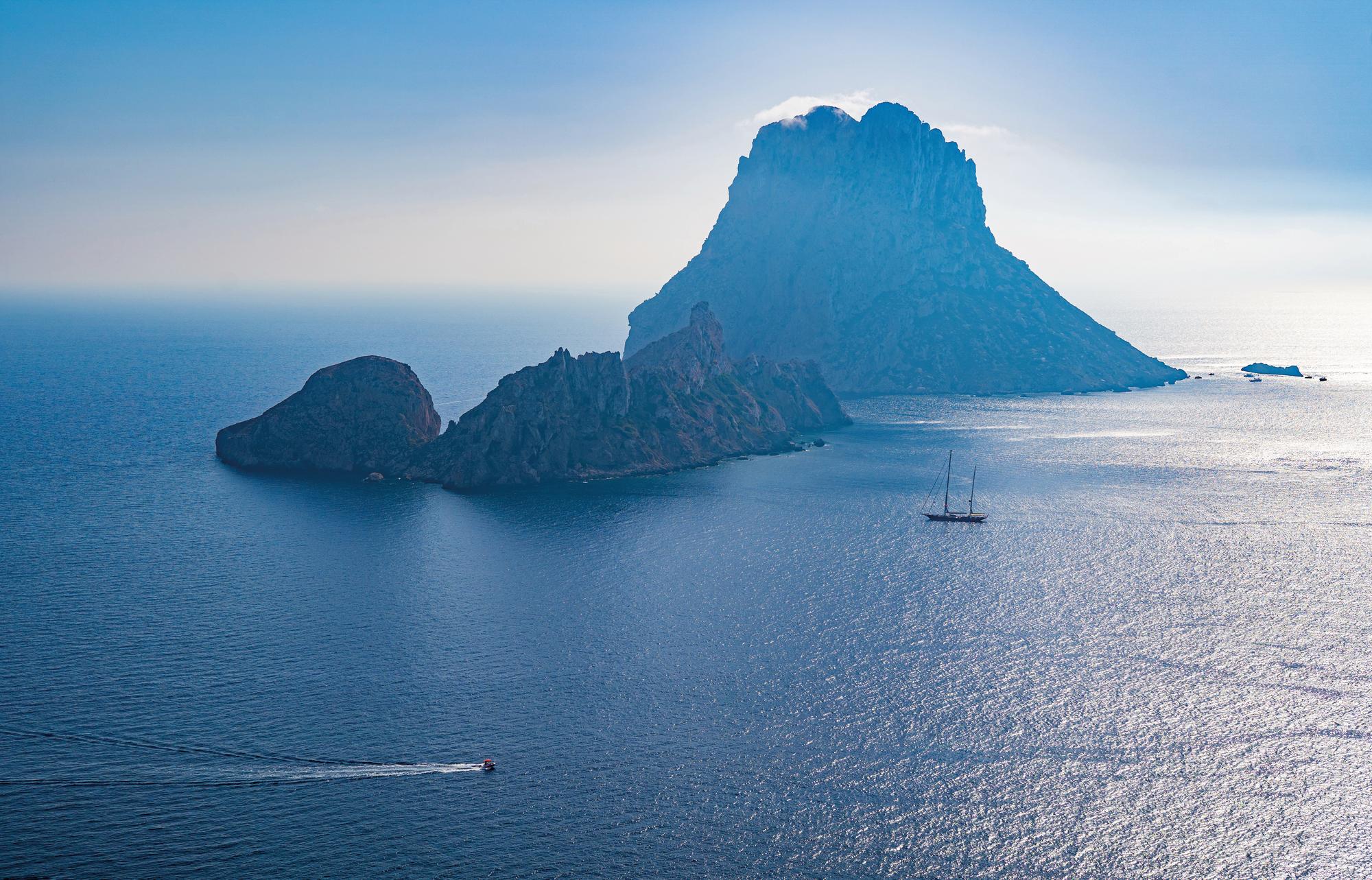 destination-mediterranean-spain-ibiza-2_fraseryachts-GvZcCID6.jpg